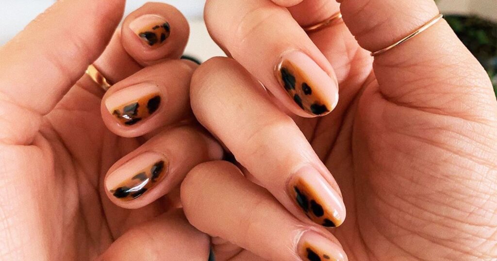 Tortoiseshell Nails are Autumn’s Coolest Manicure Trend