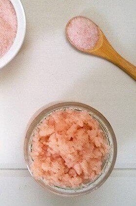Himalayan salt scrub #2 | 10 DIY Homemade Sea Salt Scrubs Recipes | Her Beauty
