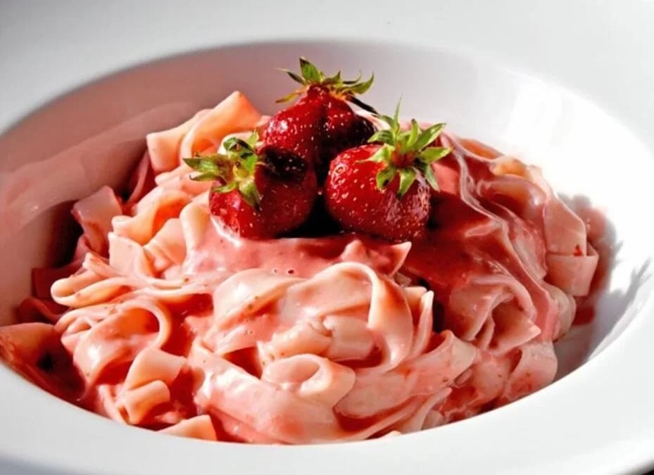 Sensational Polish Delight: Pasta with Strawberry Sauce Conquers the Internet