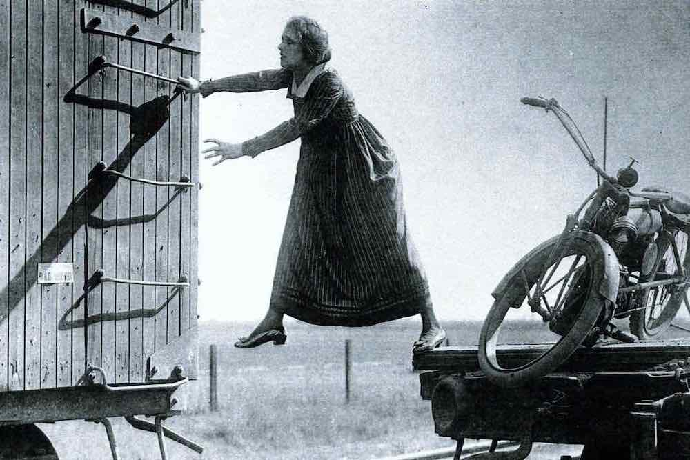 6 Most Fearless Female Daredevils (Stuntwomen and Performers Throughout History)